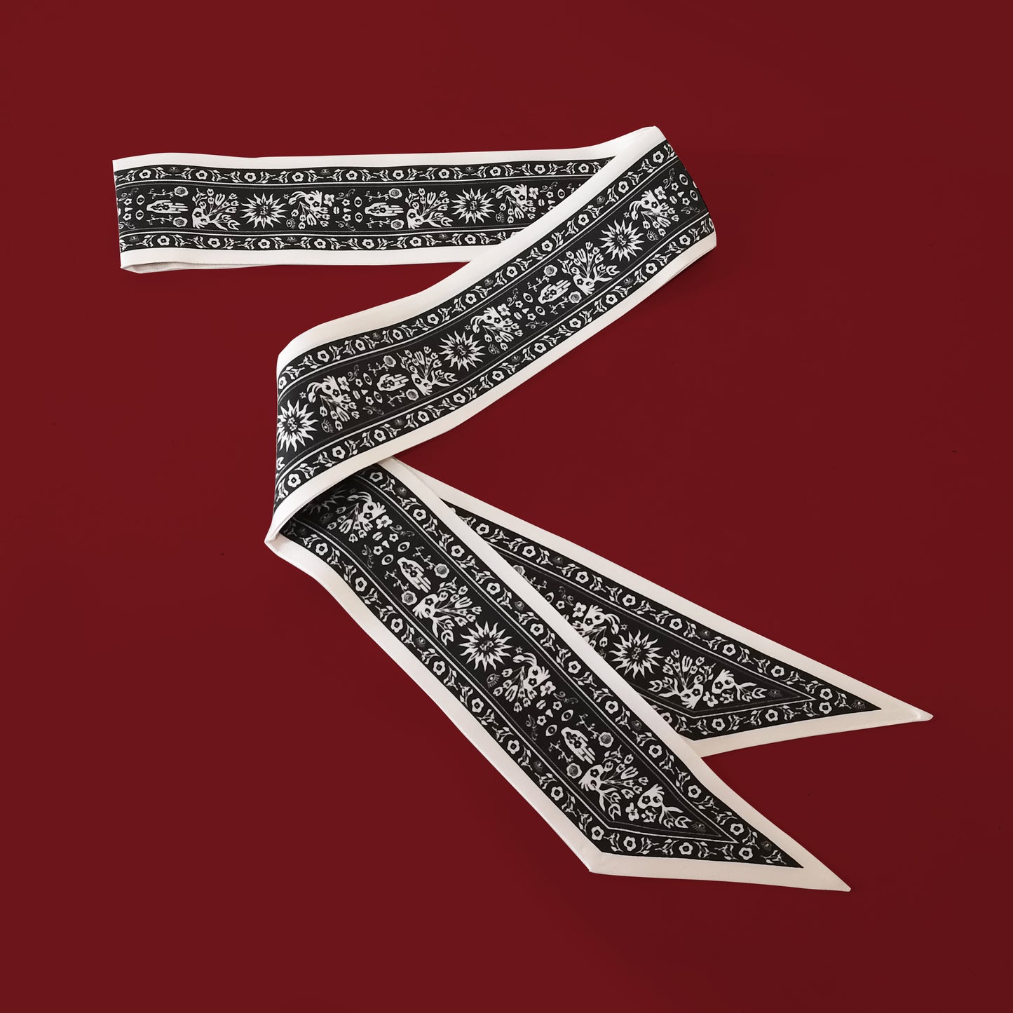 Foulard fin 100 % soie de mûrier de qualité supérieure - Motif floral monochrome