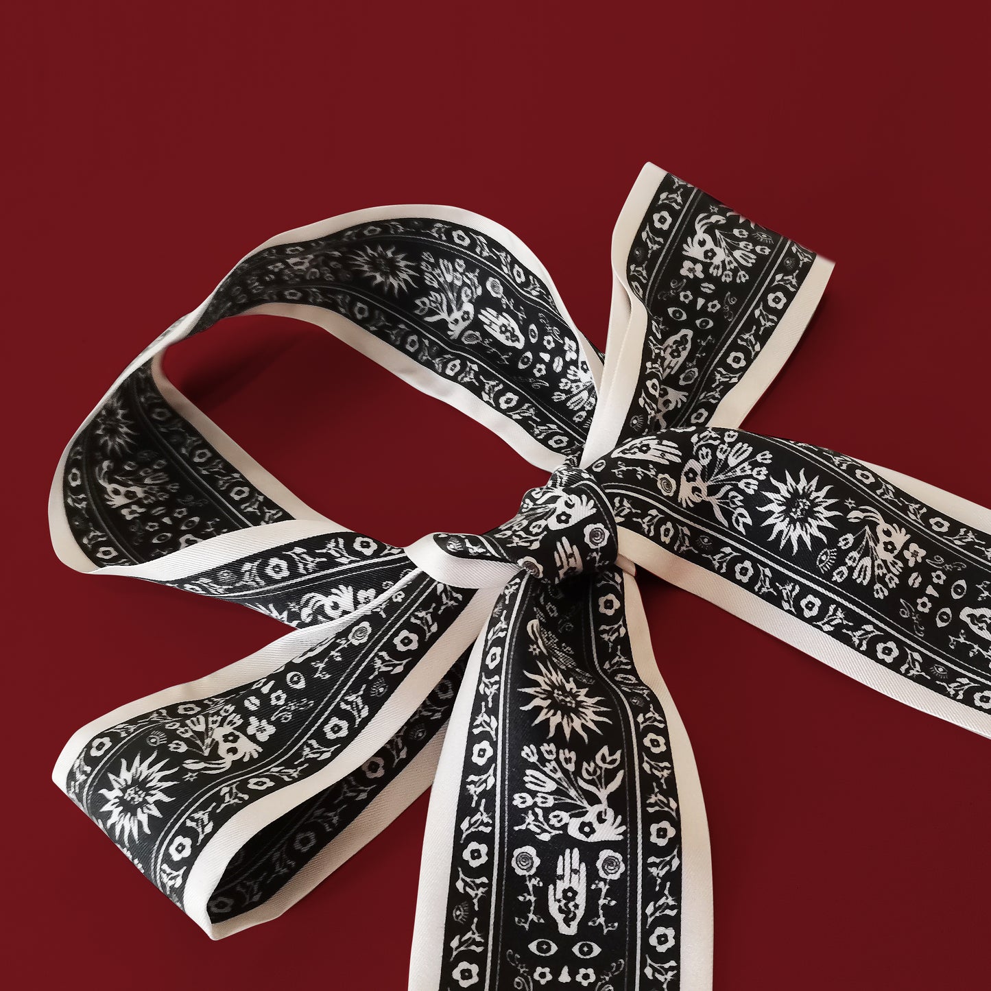 Foulard fin 100 % soie de mûrier de qualité supérieure - Motif floral monochrome