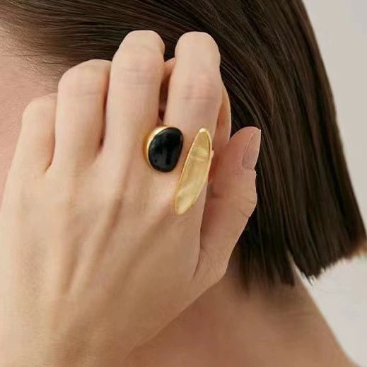 Bague ouverte irrégulière en laiton plaqué or 18 carats avec pierre naturelle