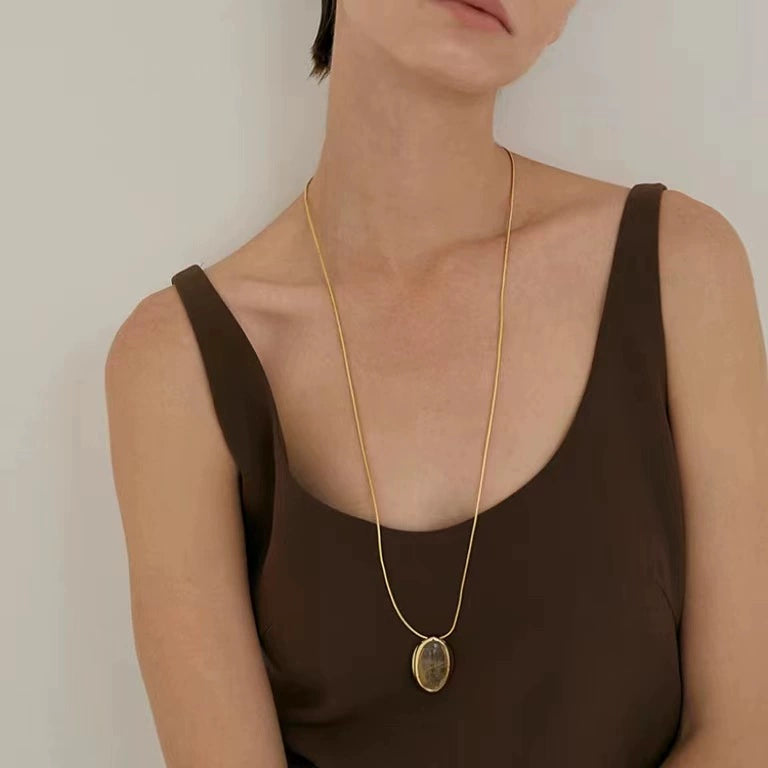 Collana con ciondolo in pietra naturale placcata in oro 18K in ottone