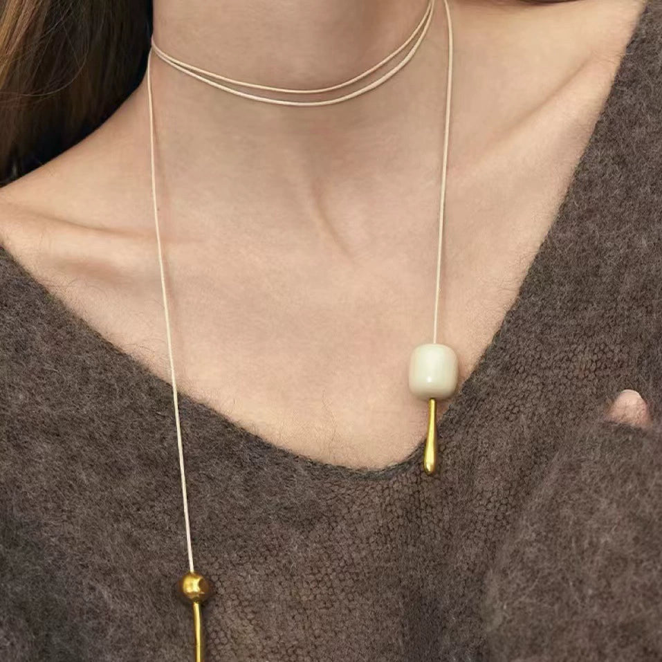 Collier superposé avec pendentif en laiton plaqué or 18 carats et cordon blanc cassé
