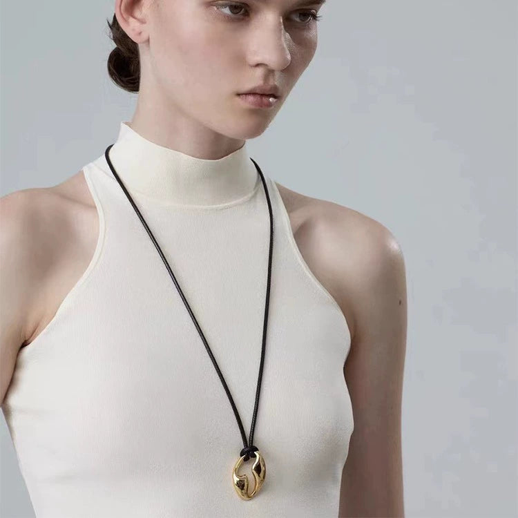 Collier avec pendentif en laiton plaqué or 18 carats et cordon noir
