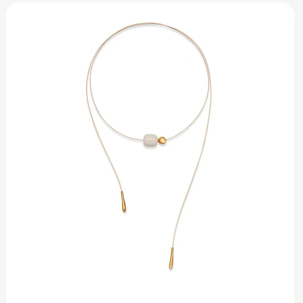 Collier superposé avec pendentif en laiton plaqué or 18 carats et cordon blanc cassé