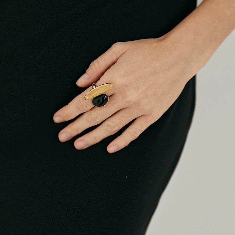 Bague ouverte irrégulière en laiton plaqué or 18 carats avec pierre naturelle