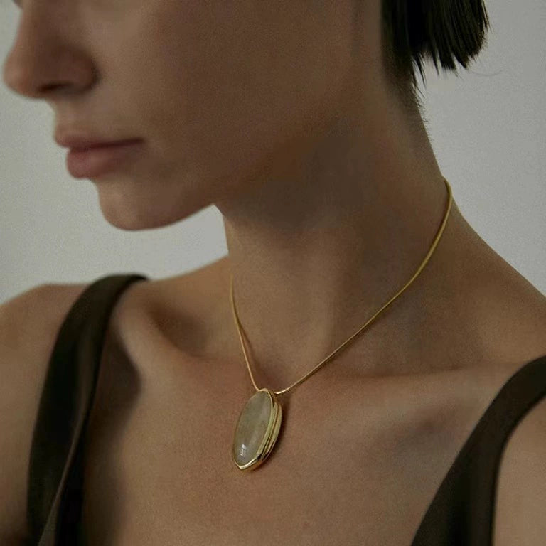 Collana con ciondolo in pietra naturale placcata in oro 18K in ottone