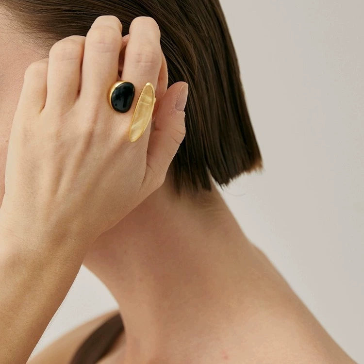 Bague ouverte irrégulière en laiton plaqué or 18 carats avec pierre naturelle