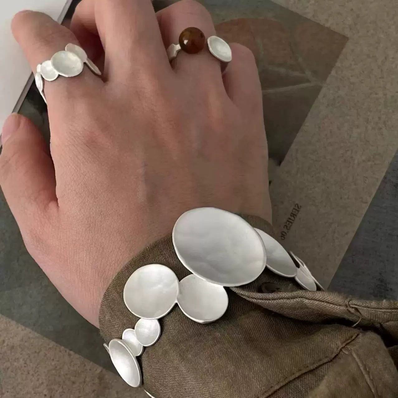 Bracelet jonc ouvert en laiton plaqué argent avec disque rond irrégulier