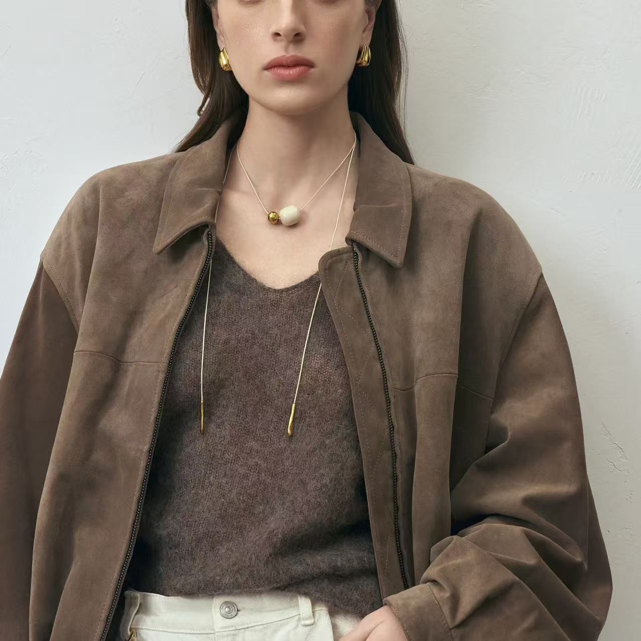Collier superposé avec pendentif en laiton plaqué or 18 carats et cordon blanc cassé
