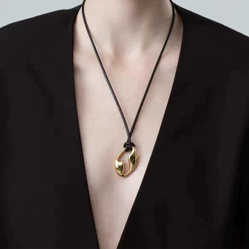 Collier avec pendentif en laiton plaqué or 18 carats et cordon noir