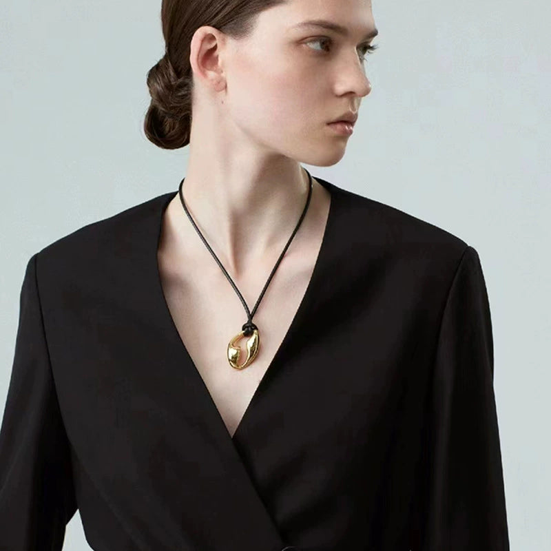 Collier avec pendentif en laiton plaqué or 18 carats et cordon noir