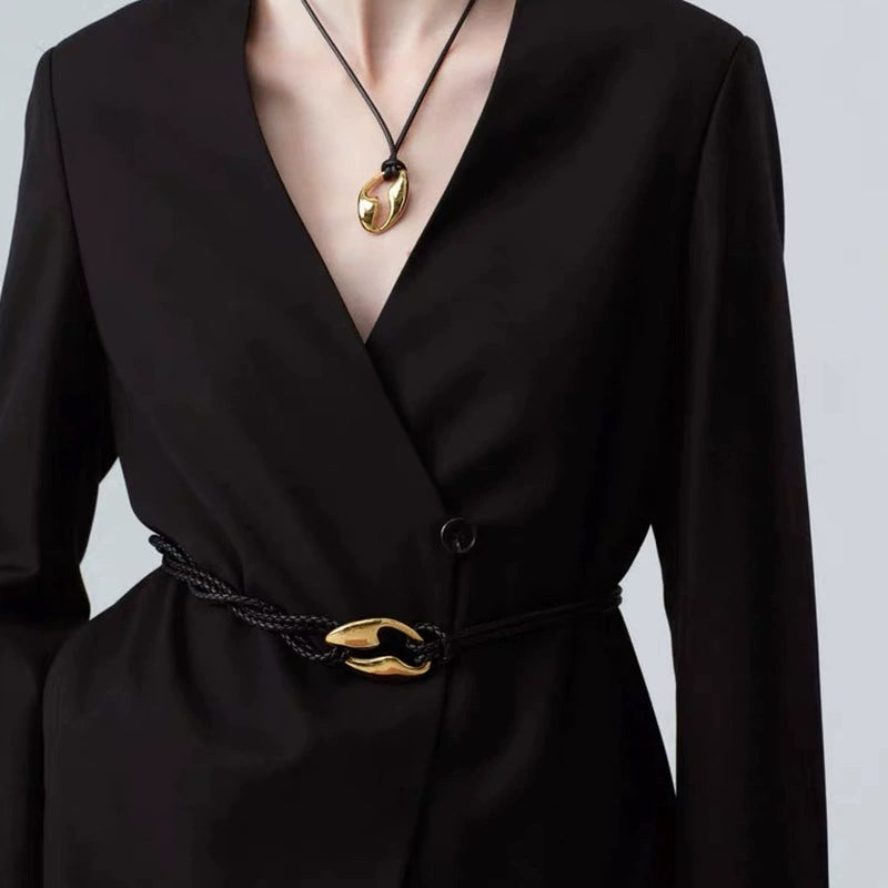 Collier avec pendentif en laiton plaqué or 18 carats et cordon noir
